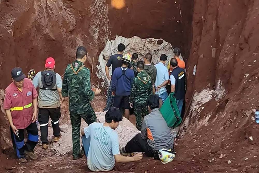 Anggota penyelamat menggali telaga bagi mengeluarkan kanak-kanak perempuan terperangkap di Thailand. - Agensi
