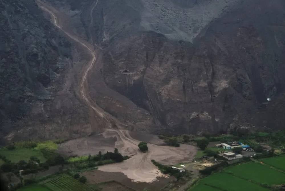 Pemandangan udara kawasan yang terjejas akibat tanah runtuh akibat hujan lebat, di Arequipa. - Foto Reuters