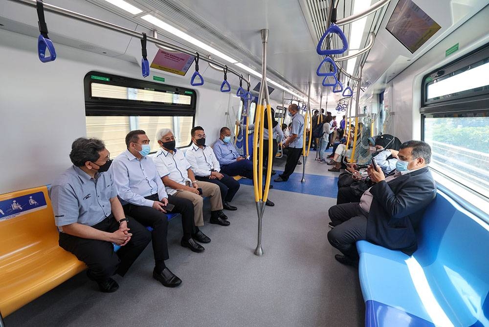 Menteri Pengangkutan Anthony Loke Siew Fook (dua, kiri) dan Ketua Pegawai Ekssekutif MRT, Datuk Zariff Hashim (kiri) dibawa menaiki Transit Aliran Massa (MRT) laluan Putrajaya pada lawatan kerja bagi meninjau perkembangan terkini laluan berkenaan yang bakal beroperasi sepenuhnya pada pertengahan Mac 2023 hari ini.