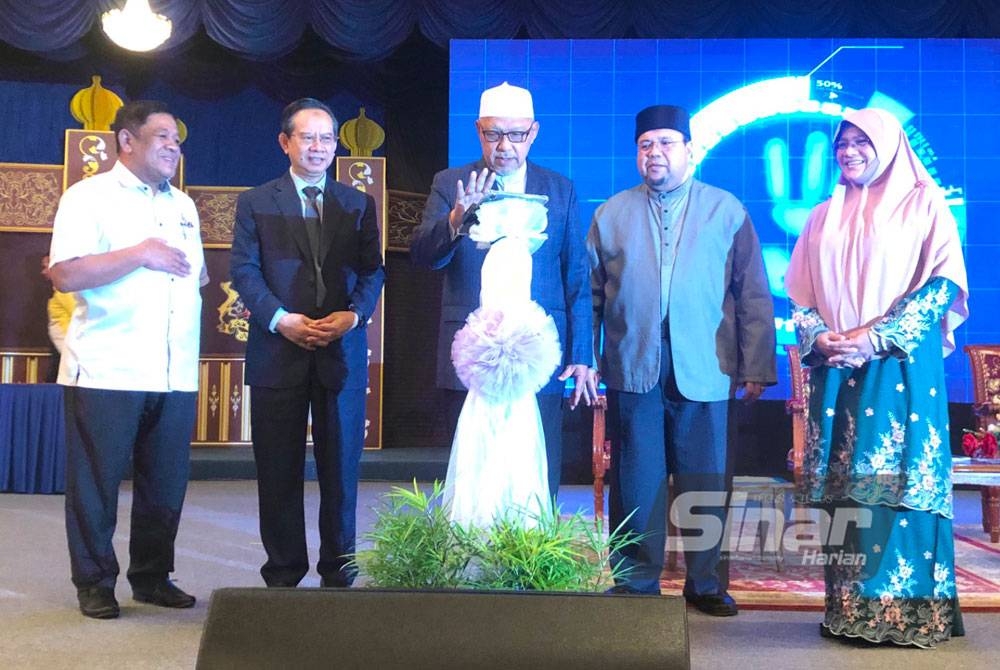 Ahmad (tengah) merasmikan Pelancaran E-Bencana Kelantan pada Selasa.