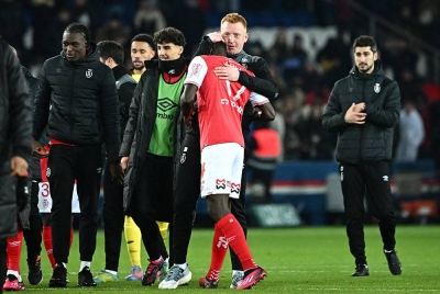 Still (tengah) meraikan para pemain Reims selepas perlawanan Ligue 1 menentang Paris Saint-Germain (PSG) di Stadium Parc des Princes, Paris pada 29 Januari lalu. - Foto AFP