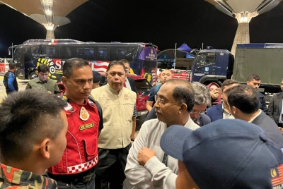 Nor Hisham bersama Menteri Luar, Datuk Seri Dr Zambry Abdul Kadir di Lapangan Terbang Antarabangsa Kuala Lumpur (KLIA) pada Isnin.