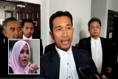 Mohd Faizi (dua,kiri) mewakili Mas Ermieyati ketika ditemui di luar Mahkamah Tinggi di sini, pada Selasa. (Gambar dalam : Mas Ermieyati)