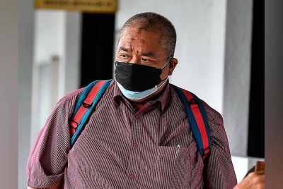 Rohaizat diperintah membela diri atas 33 pertuduhan menggunakan kedudukan dengan memberikan pelbagai kontrak termasuk pembekalan barangan kepada menantu dan anaknya berjumlah RM1.64 juta. Foto Bernama