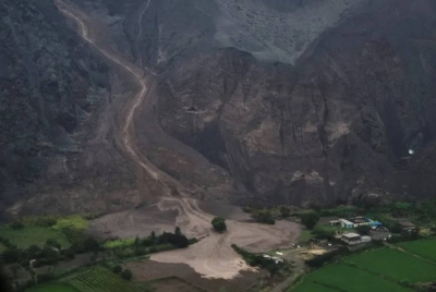 Pemandangan udara kawasan yang terjejas akibat tanah runtuh akibat hujan lebat, di Arequipa. - Foto Reuters