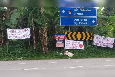 Kain rentang dengan tulisan 'buah cempedak buah nangka air tak dak bukan jenaka' itu dipercayai dipasang oleh penduduk Taman Seri Bayu 2 Sungai Lalang yang tidak tahan dengan isu air yang tidak berkesudahan.