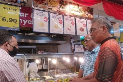 Mahfuz (tengah) meninjau perlaksanaan Menu Rahmah di Pasar Raya Besar Mydin, Alor Mengkudu, Alor Setar, pada Selasa.