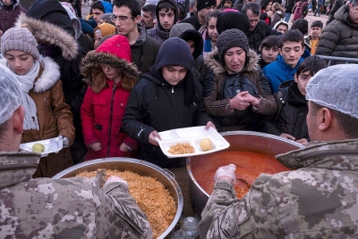 Orang ramai menerima makanan percuma yang diagihkan selepas gempa bumi di Diyarbakir, tenggara Turki pada Isnin. - Foto EPA