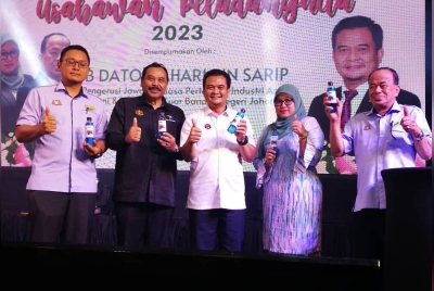 Zahari (tengah) mempamerkan produk air bunga telang pada Himpunan PeladangNita Peringkat Negeri Johor di Persada Johor, Johor Bahru pada Selasa.