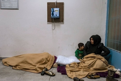 Orang ramai berteduh di bangunan negeri berikutan gempa bumi di Diyarbakir, Turkiye. - Foto EPA
