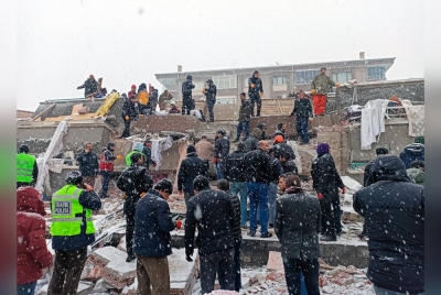 Orang ramai memeriksa bangunan yang rosak selepas dilanda gempa bumi di Malatya, Turkiye. - Foto Xinhua