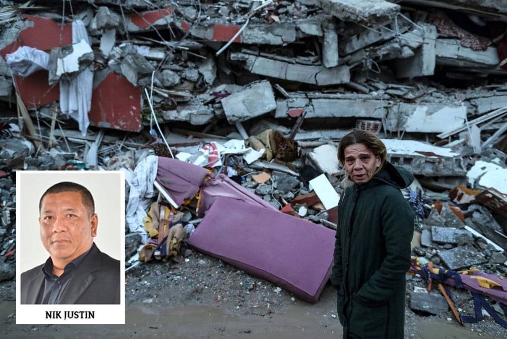 Seorang wanita sayu melihat tapak bangunan yang runtuh akibat gempa bumi di Iskenderun, daerah Hatay, Turkiye. - AFP
