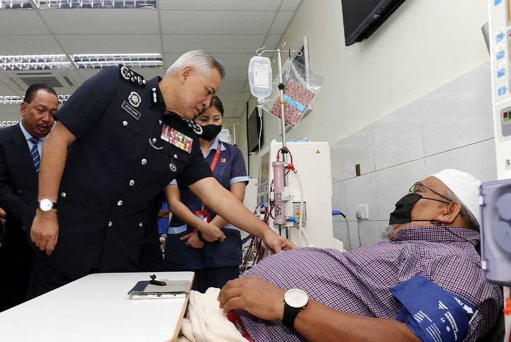 Acryl Sani melawat individu yang menerima rawatan di pusat hemodialisis pertama Koperasi PDRM di Taman Jenderam Damai, Dengkil, Sepang pada Selasa. Foto: PDRM