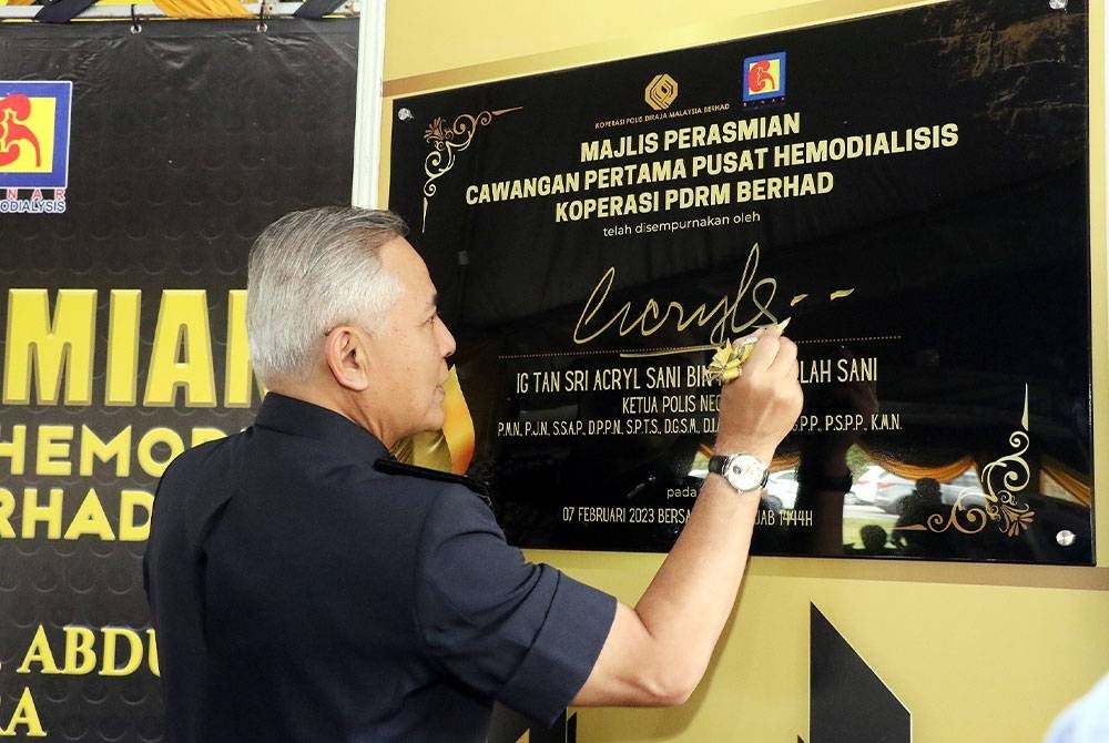 Acryl Sani merasmikan pusat hemodialisis pertama Koperasi PDRM di Taman Jenderam Damai, Dengkil, Sepang pada Selasa. Foto : PDRM
