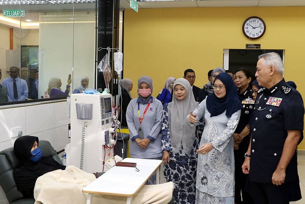 Acryl Sani melawat individu yang menerima rawatan di pusat hemodialisis pertama Koperasi PDRM di Taman Jenderam Damai, Dengkil, Sepang pada Selasa. Foto: PDRM