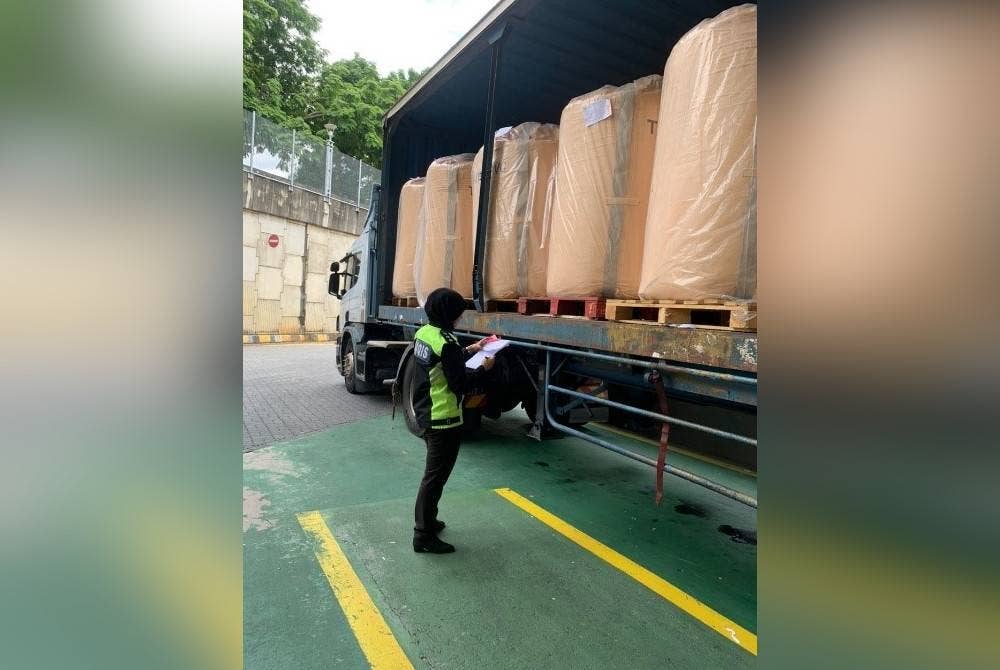 Maqis merampas makanan haiwan yang cuba dibawa masuk dari Singapura semasa pemeriksaan di BSI, Johor Bahru, pada Selasa.