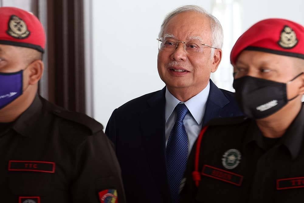 Bekas Perdana Menteri Datuk Seri Najib Tun Razak (tengah) hadir di Kompleks Mahkamah Kuala Lumpur hari ini bagi sambungan prosiding perbicaraan berhubung kes 1Malaysia Development Berhad (1MDB). - Foto Bernama.
