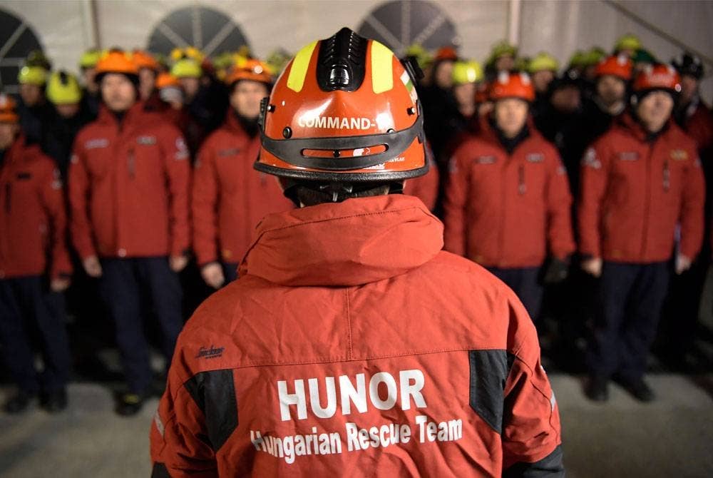 Pasukan Penyelamat Hungary HUNOR turut digerakkan ke Turkiye. - Foto EPA