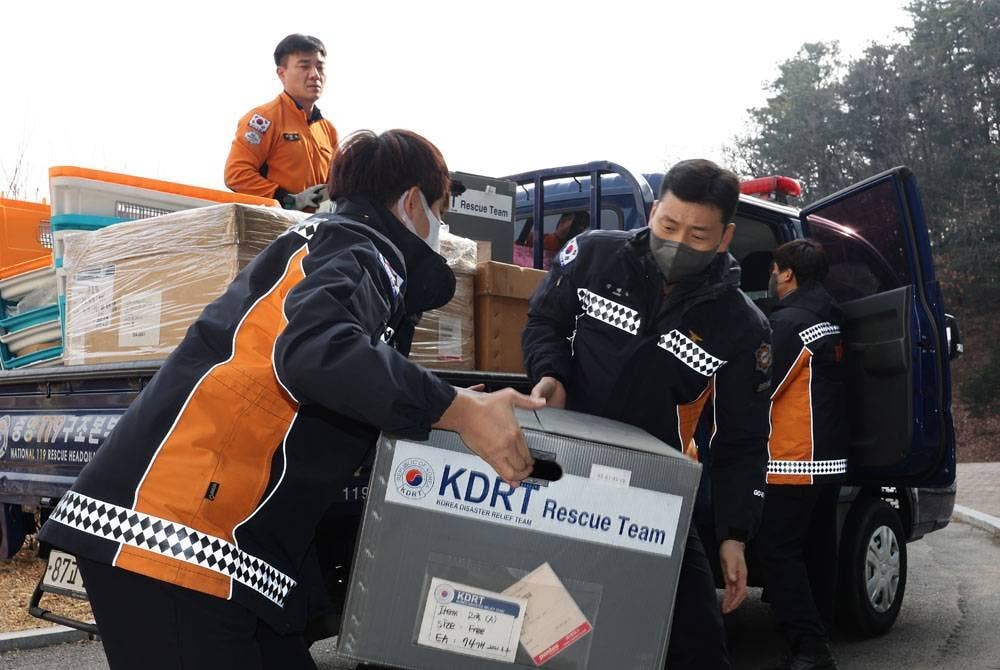 Pasukan penyelamat antarabangsa Korea Selatan memindahkan peralatan di Ibu Pejabat Penyelamat 119 Kebangsaan di Namyangju untuk menuju ke Turkiye yang dilanda gempa bumi. - Foto EPA