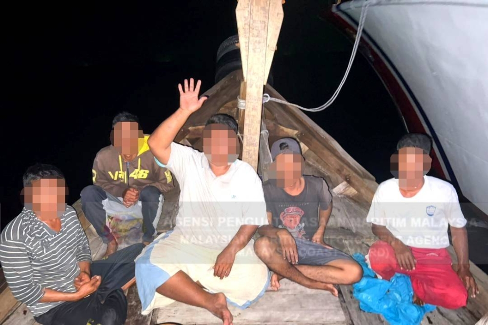 Lima nelayan Indonesia yang gagal mengemukakan dokumen pengenalan diri ditahan.