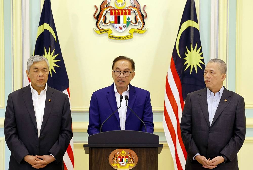 Anwar (tengah) pada sidang media selepas mempengerusikan Mesyuarat Kabinet di Bangunan Perdana Putra pada Rabu. - Foto: Bernama