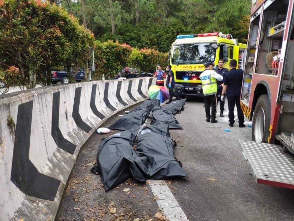 Mayat mangsa dikeluarkan dengan bantuan anggota dari Balai Bomba dan Penyelamat (BBP) Genting Highlands sebelum dihantar ke hospital untuk proses bedah siasat.