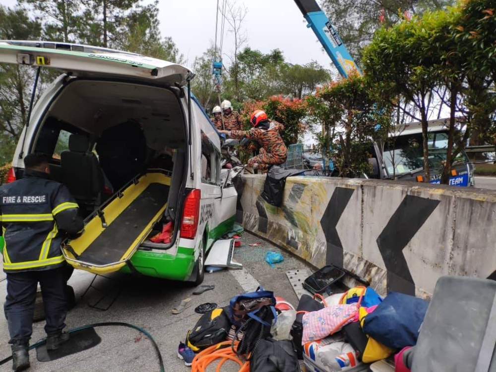 Anggota dari Balai Bomba dan Penyelamat (BBP) Genting Highlands membantu mengeluarkan mangsa yang tersepit di dalam van.