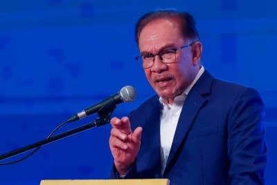 Perdana Menteri Datuk Seri Anwar Ibrahim, yang juga Menteri Kewangan berucap pada majlis Perhimpunan Bulanan Warga Kementerian Kewangan bersama Perdana Menteri merangkap Menteri Kewangan di sini pada Rabu. - Foto Bernama