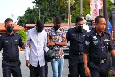 Kedua-dua tertuduh (dua dan ketiga dari kiri) didenda RM3,000 lakukan ugutan jenayah.