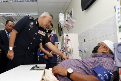 Acryl Sani melawat individu yang menerima rawatan di pusat hemodialisis pertama Koperasi PDRM di Taman Jenderam Damai, Dengkil, Sepang pada Selasa. Foto: PDRM