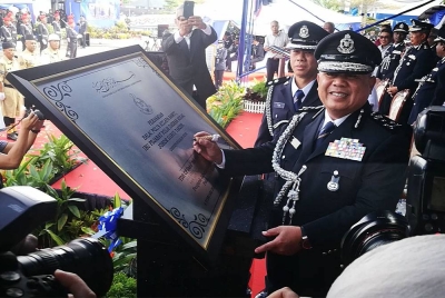 Abdul Jalil menandatangani plak sebagai simbolik perasmian Balai Polis Kelapa Sawit di Kulai, pada Rabu.