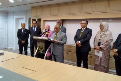 Saarani ketika sidang akhbar selepas menyempurnakan Pelancaran Bantuan Sara Diri dan Bantuan Kecemasan Mahasiswa dan Penyerahan Sumbangan Bantuan Makanan Percuma pada Rabu.