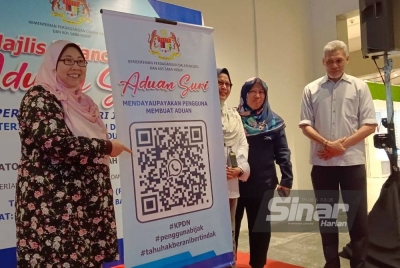 Fuziah (kiri) melancarkan Aduan Suri dan Program Jualan Rahmah Peringkat Negeri Johor di Pasar Raya Lotus's Tebrau, Johor Bahru, pada Rabu.