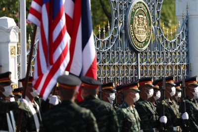 Pasukan Pengawal Kehormat Thailand melakukan persiapan sempena lawatan rasmi Perdana Menteri Datuk Seri Anwar Ibrahim ke Thailand, esok. Foto Bernama