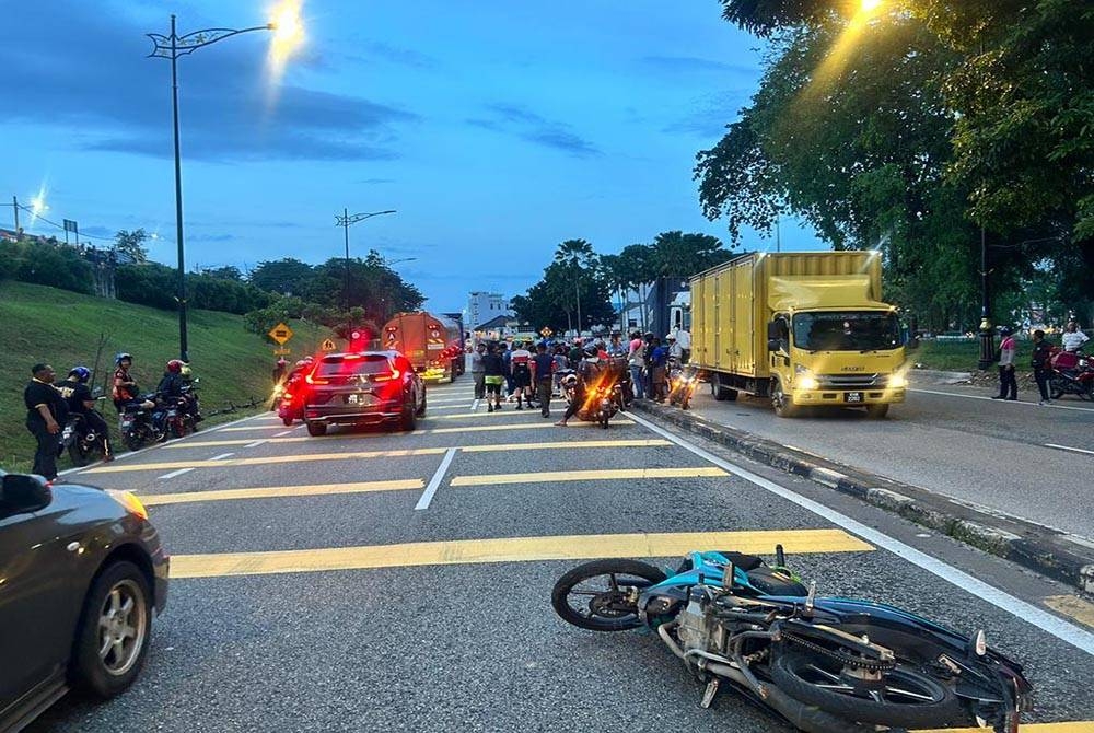 Dua remaja yang menaiki motosikal maut selepas bertembung dengan sebuah kereta di Kilometer 52.5 Jalan Batu Pahat-Kluang, Kluang pada petang Rabu.