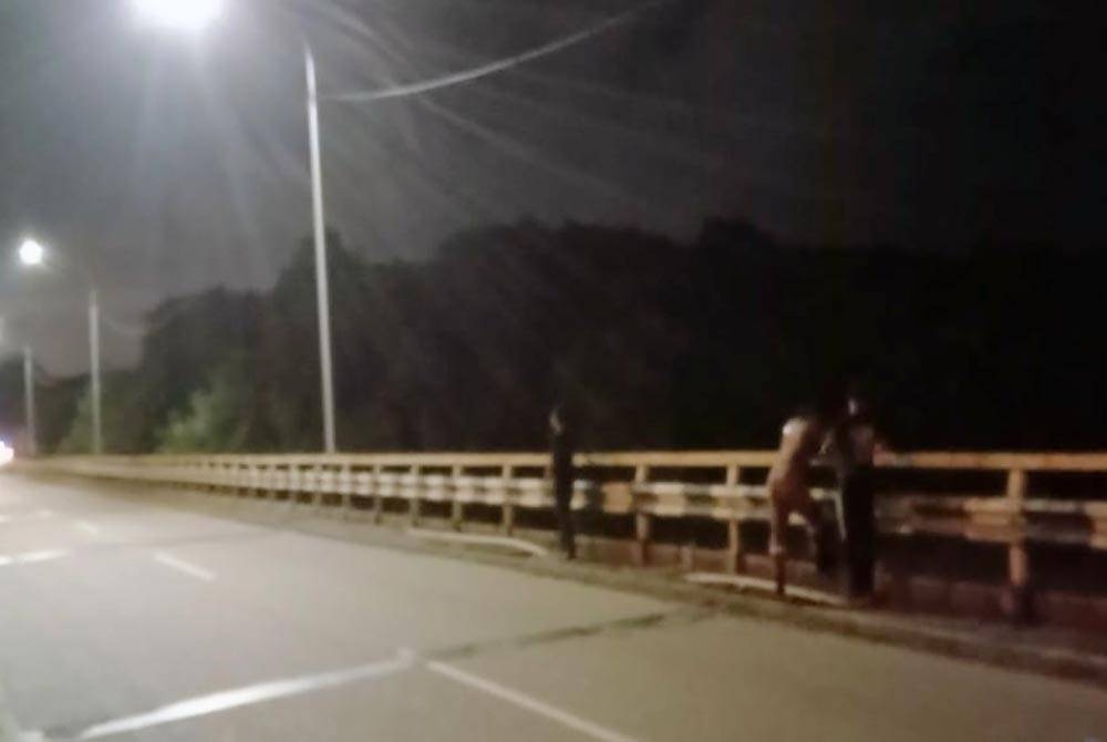 Lokasi kejadian di jambatan Paka, dekat Sungai Paka di Dungun, Terengganu. -Foto: Ihsan Bomba