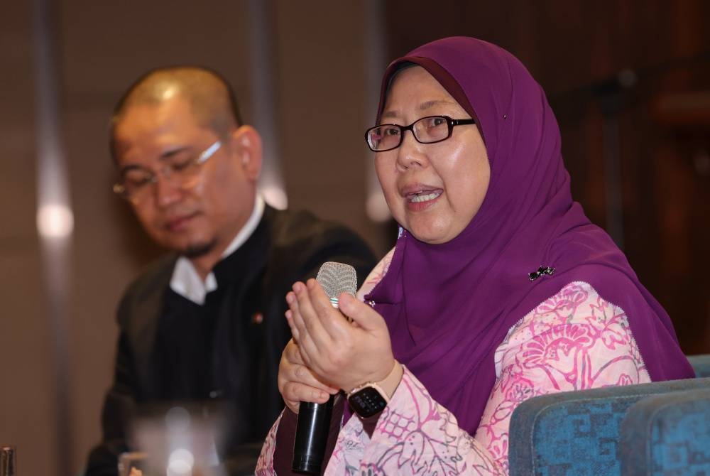 Fuziah (kanan) pada Sesi Dialog mengenai pembagunan ekosistem kesihatan berdasarkan konsep waqaf sebagai instrumen menangani kos sara hidup di sebuah hotel hari ini. - Foto Bernama