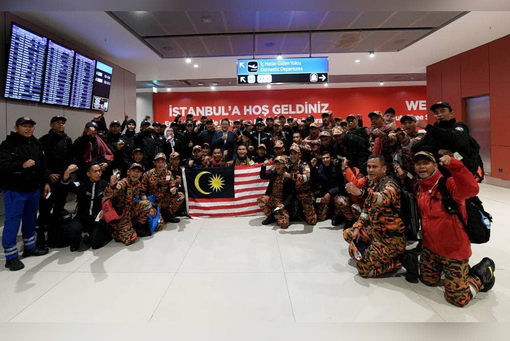 Sazali menyambut ketibaan Kumpulan kedua SMART di Lapangan TYerbang Antarabangsa Istambul hari ini. - Foto Bernama