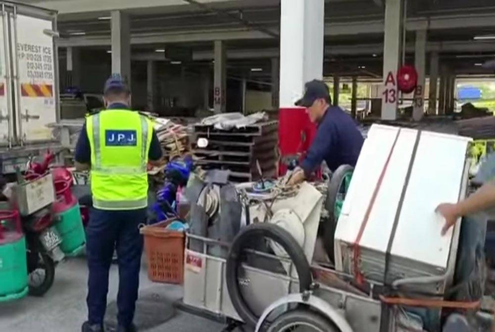 Ops Pewa JPJ Selangor di Klang Sentral bertindak menyita 13 motosikal yang digunakan warga asing pada Rabu.