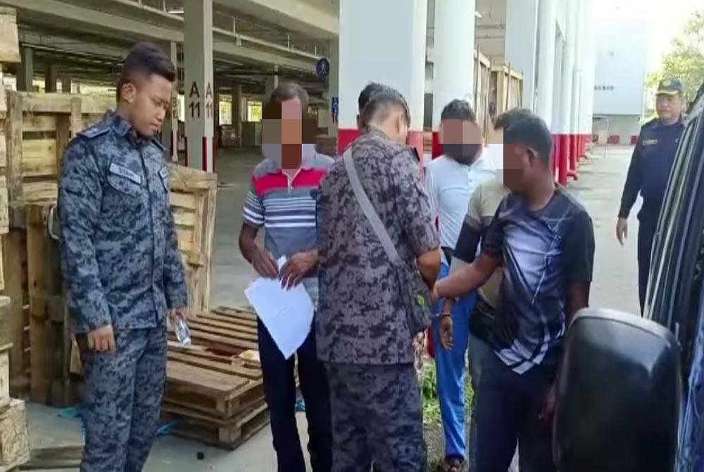 Ops Pewa di Klang Sentral yang dijalankan JPJ dengan kerjasama Jabatan Imigresen Selangor.