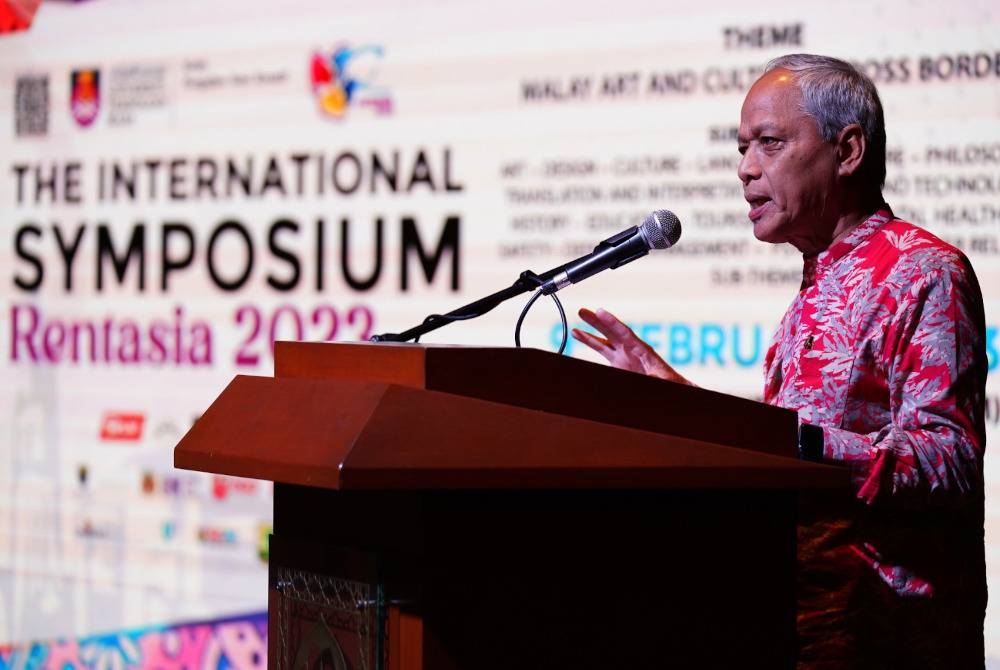 Muhammad Nasir menyampaikan ucapan pada Simposium Antarabangsa Rentasia 2023 di Muzium Kesenian Islam Malaysia pada Khamis.