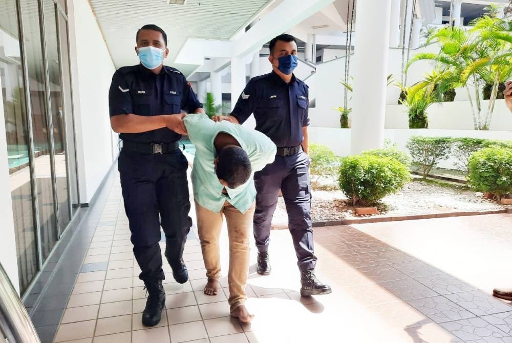 Mohd Amali (dua,kiri) ketika didakwa di Mahkamah Majistret di sini, pada Khamis.