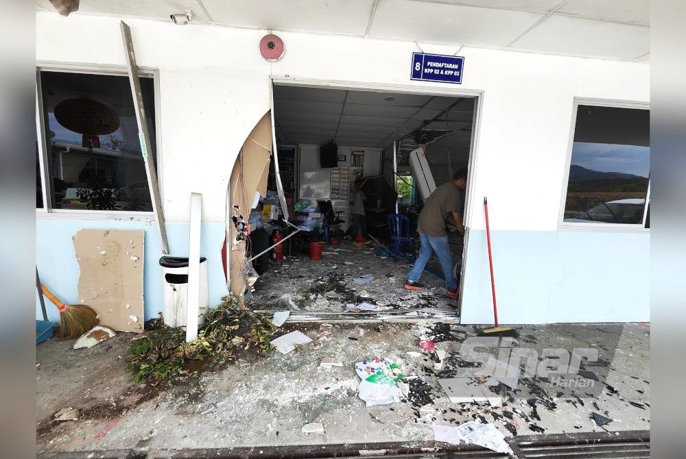 Kesan rempuhan bangunan sekolah memandu di Nilai.