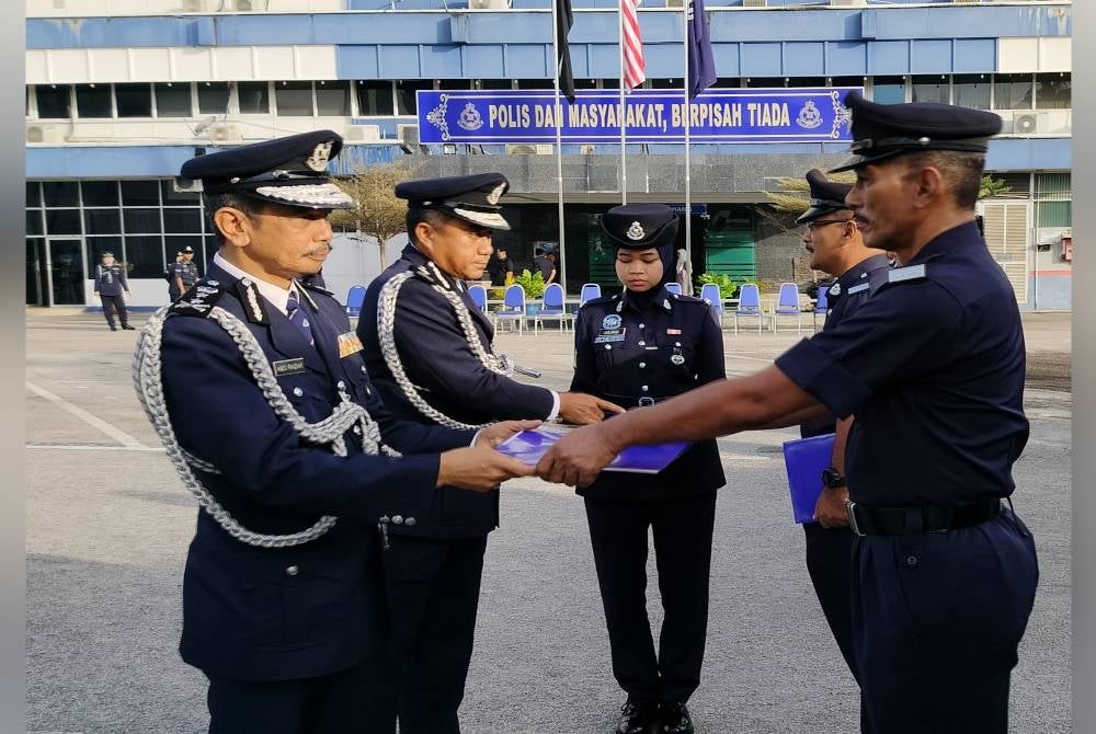 Abdul Razak menyampaikan sijil penghargaan kepada pegawai dan anggota Polis Pahang pada perhimpunan khas sempena persaraan beliau di IPK Pahang pada Khamis