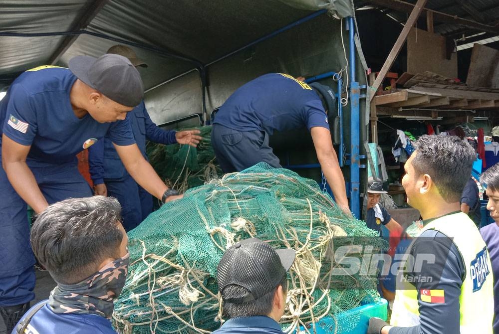 Antara bubu naga yang dirampas menerusi operasi khas yang dijalankan di sekitar Kuala Selangor dan Tanjung Karang pada Khamis.
