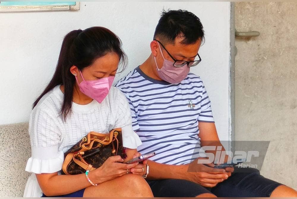 Pih Ling (kiri) bersama Hoong Ming yang ditemui di pekarangan Unit Forensik Hospital Sultan Haji Ahmad Shah, Temerloh pada Khamis