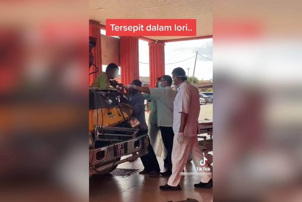 Petugas hospital sedang memberi bantuan awal kepada kelindan yang tersepit di tempat duduk penumpang selepas kemalangan dengan sebuah mesin padi.