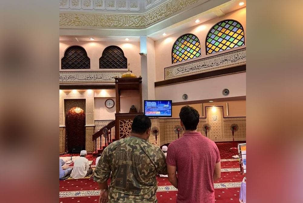 Norizam (kiri) bersama Abu Bakar di Masjid Bukit Damansara, Kuala Lumpur. - Foto FB Zamsaham