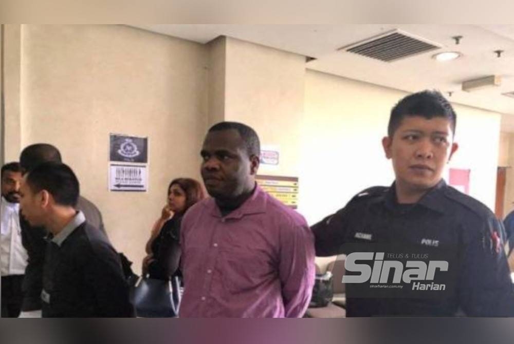 Ngonadi (dua dari kanan) ketika dibicarakan. - Foto Sinar Harian.