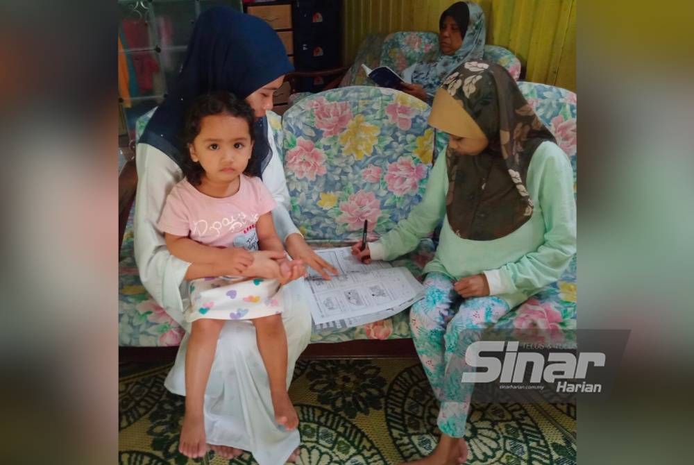 Nor Ariana (kanan) menulis bagi menghilangkan rasa rindu terhadap pembelajaran di sekolah.